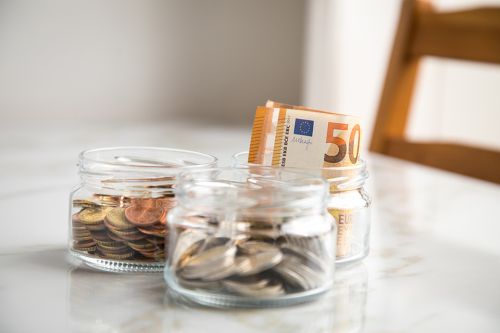 © Christin Klose - stock.adobe.com Foto: Geld in Gläsern