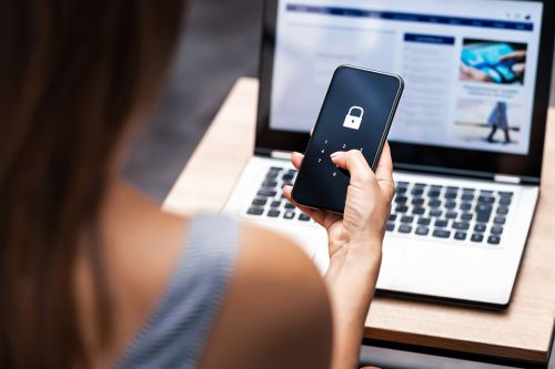© terovesalainen - stock.adobe.com Foto: Frau mit Smartphone